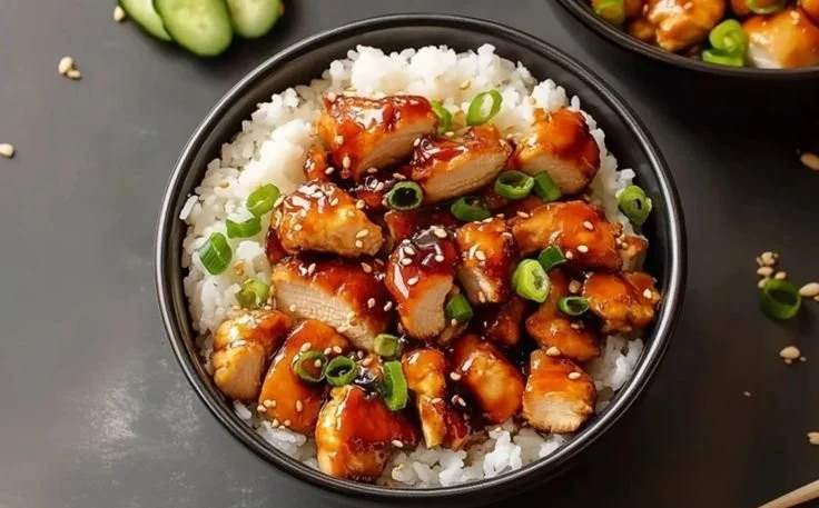 Hot Honey Chicken Bowls with tender chicken and vibrant veggies