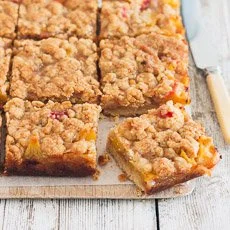 Delicious peaches and cream crumble bars topped with golden crumble.